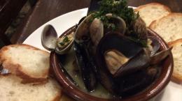 活きアサリとムール貝の白ワイン蒸し