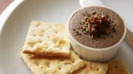 フォアグラのたっぷり入った大山地鶏レバーペーストブランデーにつけたイチジクを添えて