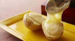 熱々でとろっとろの「ハイジのチーズ」ラクレット　ジャガイモと粗挽き黒胡椒を添えて （一名様）