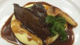 牛ホホ肉の赤ワイン煮込み