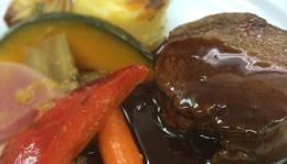 牛フィレ肉のポワレ　赤ワインソース