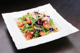 グラノーラと季節野菜のサラダ