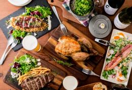 5000円 今日は豪華に2.5hコース 飲み放題付 バーニャカウダ、魚介のワイン蒸し、ロティサリーチキンも！！<br> 前菜盛合せ、バーニャカウダやたっぷり魚介のワイン蒸し、ロティサリーチキンも食べられる大満足なコースです。